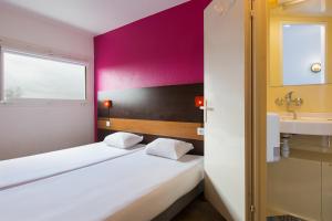 Hotels hotelF1 Maurepas : photos des chambres