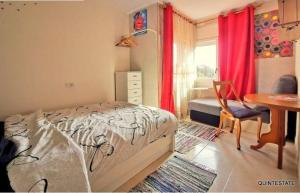 Room and WiFi at LLoret in the center by the sea