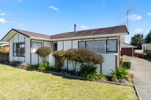 Hit The Beach - Waitarere Beach Holiday Home - 莱文