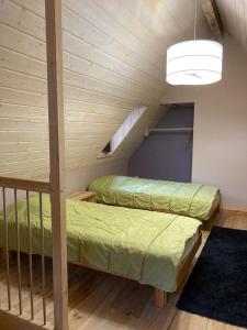 B&B / Chambres d'hotes Gite le Tilleul : Chambre Familiale avec Salle de Bains