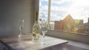 Free Parking, 4 King Bedroom Townhouse, Fast WIFI, Fully Equipped Kitchen, 15 min drive to Nissan, 20 min to Newcastle Sunderland, Ideal for Long Term Contractor etc Stays, Regular Housekeeping Option - Dwellcome Home Ltd - See Our Site for Assurance