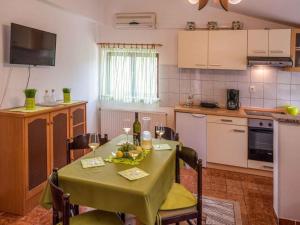 Apartment in Vrbnik - Insel Krk 13622