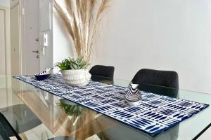 FREE PRIVATE PARKING, New Apartment img6