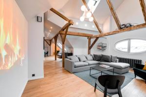 Big Design Apt - Sleeps 12 - Best Location