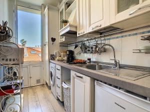 Nestor&Jeeves - LAVINIA - Central - Close sea