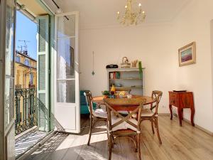 Nestor&Jeeves - LAVINIA - Central - Close sea