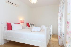 Azulejos Charming Apartment with Terrace 2 by Lisbonne Collection