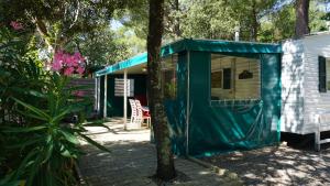 Campings Chalets met buitenkeuken op Camping Lei Suves - JoyCasa : photos des chambres