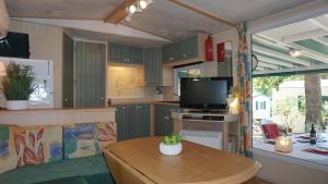 Campings Chalets met buitenkeuken op Camping Lei Suves - JoyCasa : photos des chambres