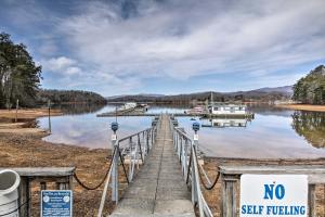 Cozy Hayesville Couples Getaway with Marina Access!