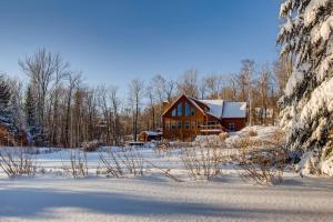 Three-Bedroom Chalet room in Cortina Mountain Chalet - Outdoor Hot Tub - Minutes to Pico Mountain