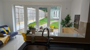 Central Ashford Stay - Contractors & Families Welcome - Free Parking