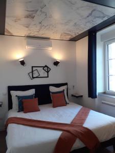 B&B / Chambres d'hotes CHARMES EN VILLE Le Charme Poetique : photos des chambres