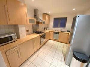 Large 5-Bed city centre townhouse with secure parking