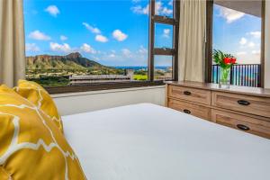 Waikiki Banyan condo - Diamond head & Ocean views with lanai & parking