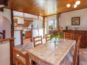 Maisons de vacances Vintage Holiday Home in Loubejac with a Private Pool : photos des chambres