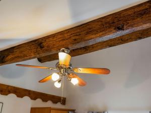 Maisons de vacances Holiday home with pool in Cuxac Cabard s : photos des chambres