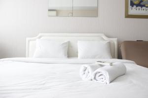 Bright Studio Room at Dago Suites Apartment near ITB By Travelio