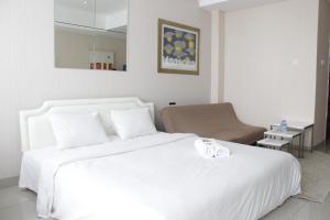 Bright Studio Room at Dago Suites Apartment near ITB By Travelio