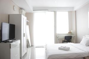 Bright Studio Room at Dago Suites Apartment near ITB By Travelio