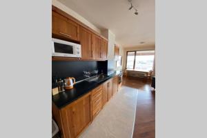 Large Gondola Apartment - Center, Neon