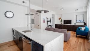 Apartment room in Trendy Downtown Condo - Neat Suites