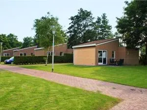 Bungalow with dishwasher, Leeuwarden 21 km - Oostermeer