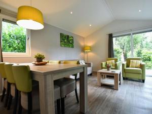 Cosy Chalet w Garden Patio