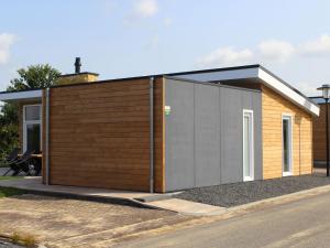 Cozy Garden Home w Fireplace