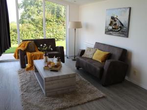 Cozy Garden Home w Fireplace