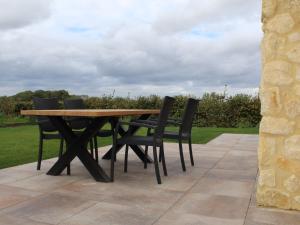 Cozy Garden Home w Fireplace