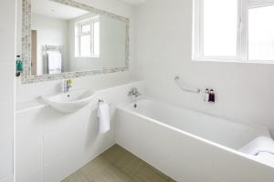 Deluxe Double or Twin Room with Sea View room in Ommaroo Hotel