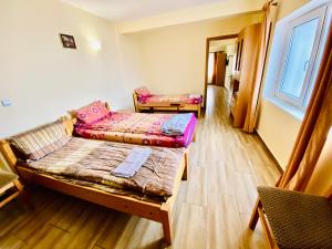 Apartment with Garden View room in La Grădină
