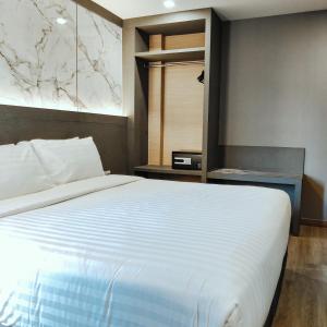 Tầng dưới Suite có giường King (Lower Floor Suite-1 King Bed)