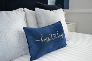 Superior King Room - Blue Skies room in Harriet House B&B