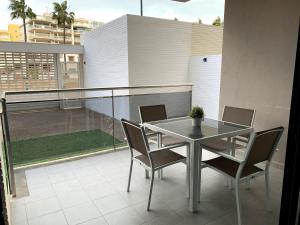 Apartamento con jardín en primera linea de playa con parking y piscina