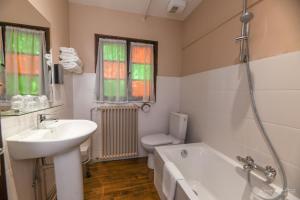 Hotels La Chaumiere : photos des chambres