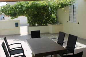 Holiday house in Preko with sea view, terrace, air conditioning, WiFi (4571-1)