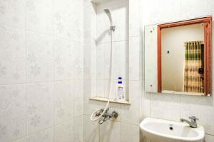 Rudi Rooms near Stasiun Cikarang Mitra RedDoorz
