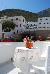 To Steno Sifnos Greece