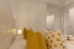 Apartamentos Constitución by Renthas