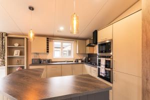 Waterfall Luxmy Lodge with Hot Tub