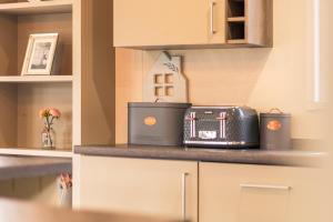 Waterfall Luxmy Lodge with Hot Tub