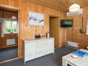 Tranquil Cottage near Kvie Lake-By Traum