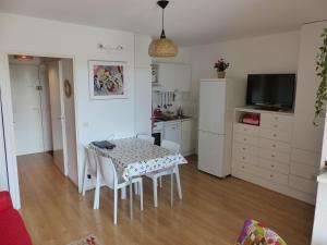 Appartements Appartement Pour 4 Personnes Avec Vue Sur Le Port De Plaisance- Residence Le Genois : photos des chambres