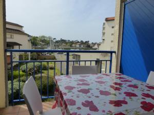 Appartements Appartement Pour 4 Personnes Avec Vue Sur Le Port De Plaisance- Residence Le Genois : photos des chambres