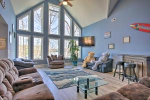 Holiday Home room in Newly Built Lakefront Home with Dock and Kayaks!
