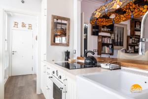 La Bella Escondida by Cadiz Time