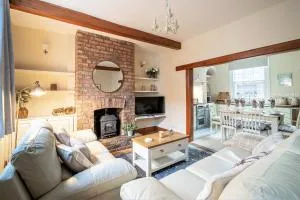 The Cottage in Chester, Sleeps 6 with FREE Parking - Roughhill
