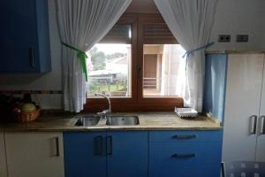 La casa de Aldán entre el mar y el bosque